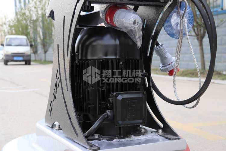 拋光機(jī)是為了讓地面表面有光澤，需要先研磨后才可以拋光。拋光分為粗拋和精拋，這時候可以使用拋光機(jī)，配合拋光墊，提高地面的光澤度。高速地坪拋光機(jī)讓你輕松完成地坪拋光工作，提高地坪亮度。