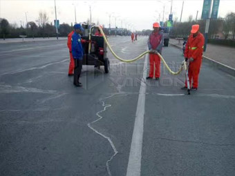 強(qiáng)化春季公路養(yǎng)護(hù)，保證道路通暢