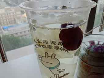 炎炎夏日到來，一杯銀耳紅棗美如詩(shī)！