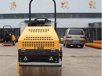  如何讓小型壓路機(jī)適應(yīng)市場的發(fā)展？